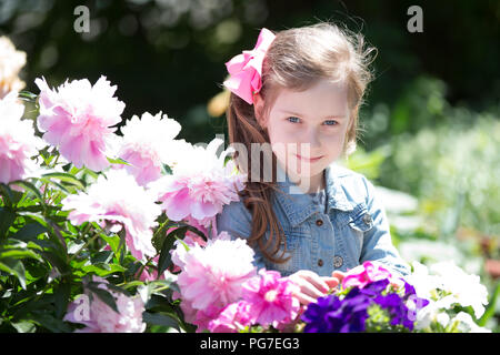 La Bielorussia, Gomel, 29 maggio 2018. Il centro di asilo. Open day.A sei-anno-vecchia ragazza si siede accanto a una bussola di ortensie Foto Stock