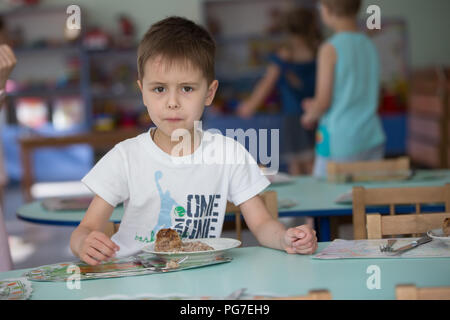 La Bielorussia, Gomel, 29 maggio 2018. La scuola materna è centrale. Open Day.Il bambino mangia Foto Stock