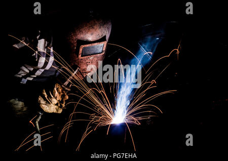 Operaio industriale presso la fabbrica di primo piano di saldatura Foto Stock