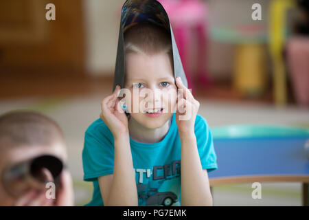 La Bielorussia, la città di Gomel, 04 aprile 2018. Il centro di asilo. Open day.Boy preschooler a tavola Foto Stock