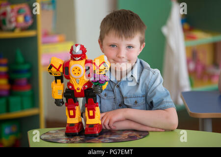 La Bielorussia, la città di Gomel, 04 aprile 2018. Il centro di asilo. Open day.Il ragazzo sta giocando con il trasformatore Foto Stock