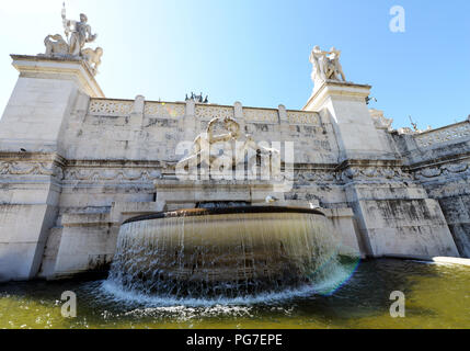 Fontana dell'Adriatico in corrispondenza della facciata del Monumento Nazionale a Vittorio Emanuele II Costruzione a Roma. Foto Stock