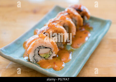 Philadelphia Roll sushi con salmone e gamberetti, avocado, crema di formaggio. Menu Sushi. Il cibo giapponese. Foto Stock