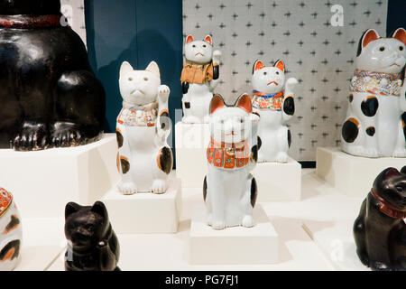 Stile di Mikawa Maneki Neko (ceramica giapponese 'fatto cenno cat') Foto Stock
