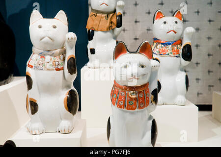 Stile di Mikawa Maneki Neko (ceramica giapponese 'fatto cenno cat') Foto Stock