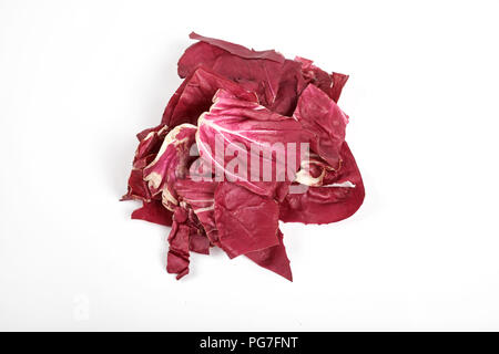 Radicchio, insalata di rosso isolato su sfondo bianco Foto Stock