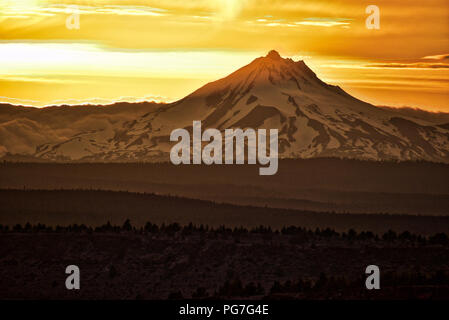 Mt Jefferson Tramonto nel centro di Oregon Foto Stock