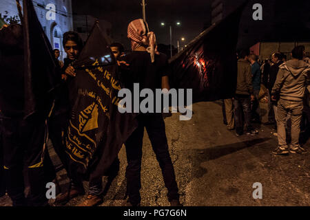 Betlemme, Palestina, luglio 23, 2014: gioventù palestinese di una strada nella parte anteriore della parete di separazione a Betlemme durante la notte di sommosse contro Israele. Foto Stock