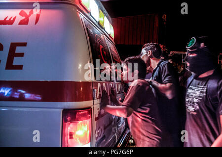 Betlemme, Palestina, luglio 23, 2014: gioventù palestinese sta cercando una mezzaluna rossa controllo di ambulanza per il numero di vittime a Betlemme durante la notte riot Foto Stock