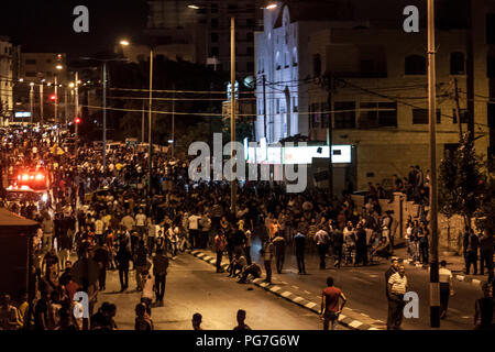 Betlemme, Palestina, luglio 23, 2014: folle di dimostranti palestinesi sulla strada di fronte alla parete di separazione a Betlemme durante la notte scontri Foto Stock