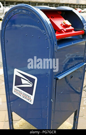 Una strada Servizio Postale degli Stati Uniti mail Cassetta di raccolta è bloccato prima di proteste a Washington D.C. Foto Stock