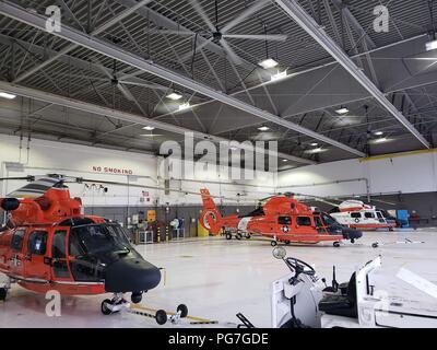 Coast Guard equipaggi sono la preparazione di attività alla stazione aria Punto Barbieri, Oahu in anticipo di uragano Lane, Agosto 23, 2018. Gli equipaggi e i beni saranno pronti a rispondere mentre prendendo le misure necessarie per proteggersi dalle condizioni pericolose della tempesta pone per soddisfare le esigenze di coloro nelle isole. (U.S. Coast Guard foto di Senior Chief Petty Officer Scott Bigelow/rilasciato) Foto Stock