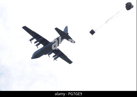 Un 934th Airlift Wing C-130 rilasciato airdrop pallet durante il patriota Nord 2018 esercizio. Avieri con il 934th Airlift Wing addestrati dall'aria, come pure la massa come parte del patriota Nord esercizio su luglio 24-25, 2018 a Fort McCoy, Wisc. L'ala è affidata la missione di fly C-130H3 aeromobili cargo, entrambi airdropping e aria lo sbarco di merci e persone. Il 934th utilizza regolarmente Fort McCoy le zone di trascinamento per operazioni di airdrop per preparare il personale di volo reale per operazioni di mondo. Foto Stock