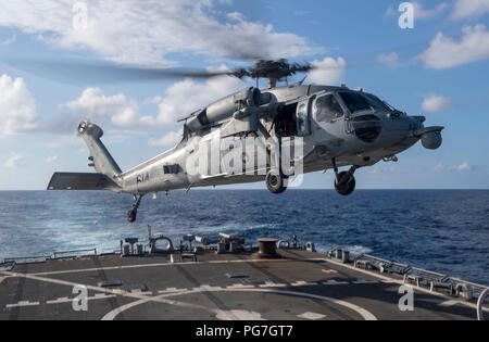 180819-N-WM647-1271 ACQUE DEL SUD DEL GIAPPONE (Agosto 19, 2018) un MH-60S Sea Hawk elicottero assegnato al Golden falchi di elicottero di mare squadrone di combattimento (HSC) 12 si toglie dal ponte di volo dell'Arleigh Burke-class guidato-missile destroyer USS Benfold (DDG 65). Benfold è distribuita negli Stati Uniti 7 flotta area di operazioni a sostegno della sicurezza e della stabilità nella regione Indo-Pacifico. (U.S. Foto di Marina di Massa lo specialista di comunicazione 2a classe Elesia Patten/rilasciato) Foto Stock