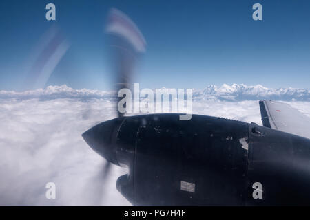 L'Himalaya da un piano ad elica, Nepal. Volo Kathmandu a Pokhara. Foto Stock