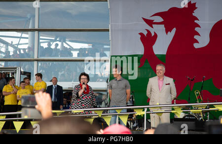 Elin Jones, Assemblea nazionale presiede Officer e Carwyn Jones, Primo Ministro, benvenuti Geraint Thomas, Tour de France 2018 vincitore. Foto Stock