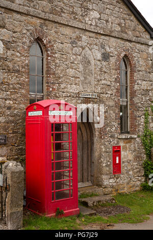 Regno Unito, Inghilterra, Devon e Dartmoor Belstone borgo antico telegrafo ufficio con K6 casella telefono defibrillatore Foto Stock