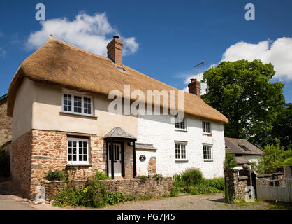 Regno Unito, Inghilterra, Devon, Sampford Courtenay, Glebe House, C16th casa di paglia nel centro del villaggio Foto Stock