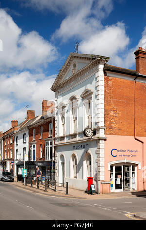 Regno Unito, Inghilterra, Devon, Crediton, High Street, città museo su ex palazzo comunale Foto Stock