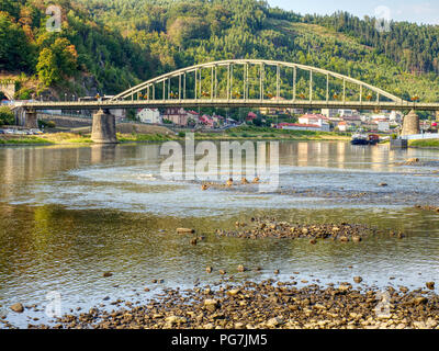 Asciugato il letto del fiume del fiume Elba vicino alla città Decin, Repubblica Ceca, estate 2018. Terra asciutta dal fiume più grande nella Repubblica Ceca e in Germania. Foto Stock