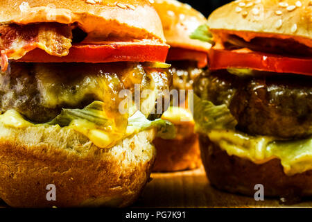 Servito fresco hamburger pronto per essere consumato. Godetevi in primo piano. Foto Stock