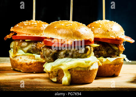 Servito fresco hamburger pronto per essere consumato. Godetevi in primo piano. Foto Stock