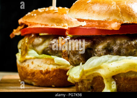 Servito fresco hamburger pronto per essere consumato. Godetevi in primo piano. Foto Stock