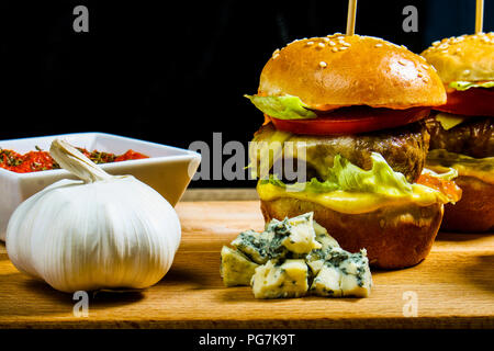 Servito fresco hamburger pronto per essere consumato. Godetevi in primo piano. Foto Stock