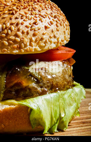 Servito fresco burger pronto per essere consumato. Godetevi in primo piano. Foto Stock