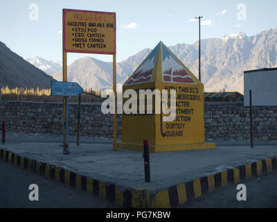 Dune di sabbia al pavimento della Valle di Nubra, Ladakh fra Himalaya e Karakorum varia Foto Stock