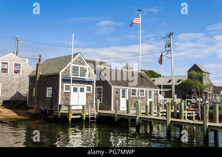 Martha's Vineyard, Massachusetts. Viste delle tradizionali case coloniali di fronte al mare nella cittadina di Edgartown Foto Stock