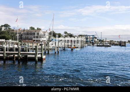 Martha's Vineyard, Massachusetts. Viste delle tradizionali case coloniali di fronte al mare nella cittadina di Edgartown Foto Stock