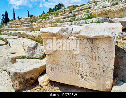 Resti del piedistallo scolpito in pietra di il Teatro di Dioniso Eleuthereus. Acropoli di Atene. Regione Attica, Grecia. Foto Stock