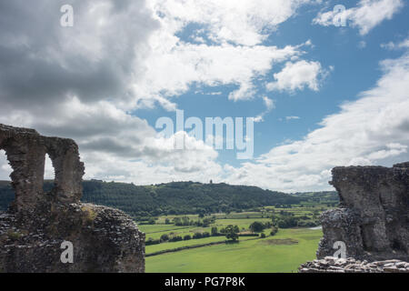 Dryslwyn Castello è situato su un promontorio roccioso nella valle Towy tra Llandeilo e Carmarthen, Pembrokeshire, Galles Foto Stock