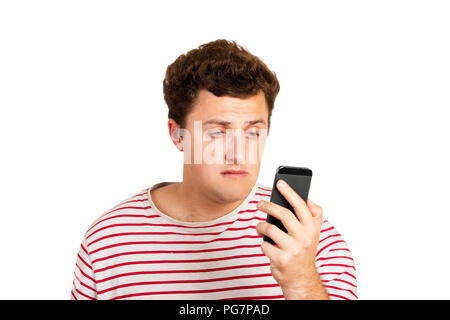 Ritratto emozionale di un uomo di pianto guardando al suo telefono mobile. sentimento di disperazione. emotional man isolati su sfondo bianco. Foto Stock