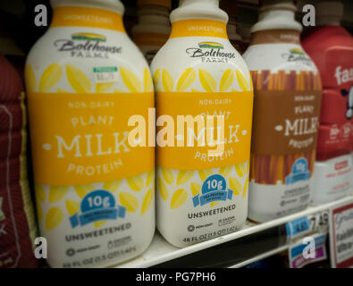 Bottiglie di fattorie Bolthouse marca a base di vegetali 'Milki' sono visti in un supermercato a New York venerdì 17 agosto, 2018. Fattorie Bolthouse è un marchio della CAMPBELL SOUP Co. acquistata nel 2012. (© Richard B. Levine) Foto Stock