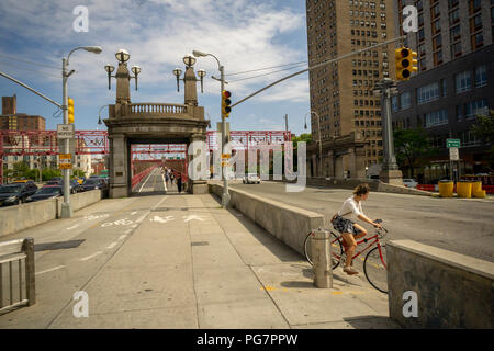 I pedoni e i ciclisti uscire il Williamsburg Bridge nel Lower East Side di Manhattan a New York Martedì, Agosto 21, 2018. (© Richard B. Levine) Foto Stock