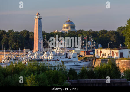 Kronstadt è una città e un ex fortezza sul mare Baltico isola Kotlin off San Pietroburgo, in Russia. Foto Stock