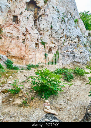 Il santuario di Afrodite ed Eros al Peripatos a piedi sul versante nord dell'acropoli ateniese. Regione Attica, Grecia. Foto Stock