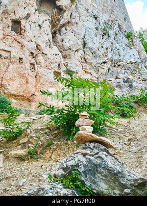 Il santuario di Afrodite ed Eros al Peripatos a piedi sul versante nord dell'acropoli ateniese. Regione Attica, Grecia. Foto Stock