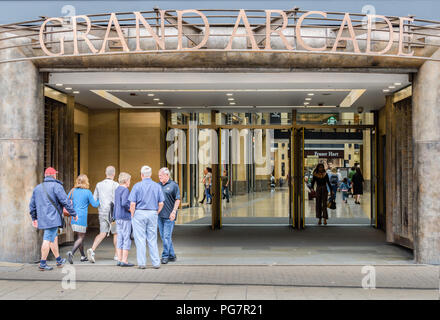 Gli amanti dello shopping all'ingresso del Grand Arcade centro commerciale al coperto a Cambridge, Inghilterra. Foto Stock