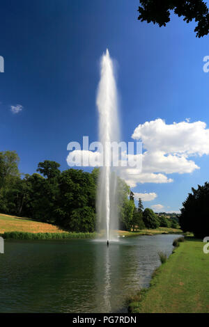 Vista estiva della fontana di acqua a Stanway House e giardini, Stanway village, Gloucestershire, Cotswolds, Inghilterra Foto Stock