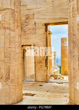 Propilei, l antica porta all'acropoli ateniese, ad Atene il Tempio di Atena Nike e la città di Atene in background. Attica, Grecia. Foto Stock