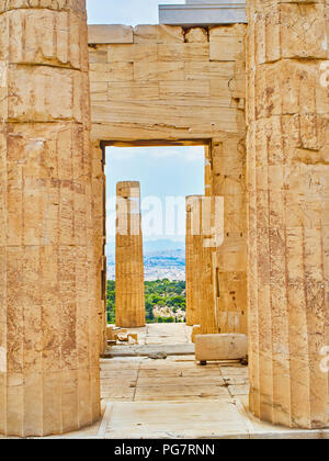 Propilei, l antica porta all'acropoli ateniese, con la città di Atene in background. Attica, Grecia. Foto Stock