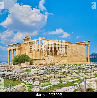 Eretteo, antico tempio in onore di Atena e Poseidone, con il Portico delle Cariatidi sulla facciata sud, all'acropoli ateniese. Atene. Atti Foto Stock