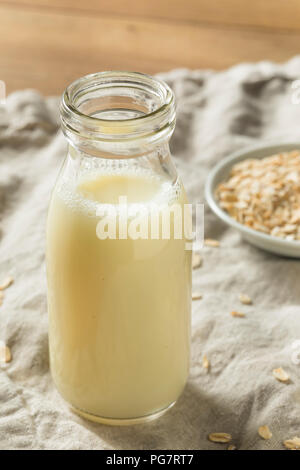 Organici di avena bianco latte in un bicchiere Foto Stock