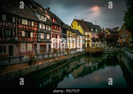 Ora blu nella Petite Venise, Colmar, Alsazia, Francia Foto Stock