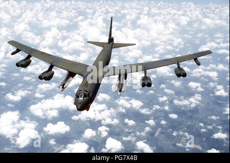 Un aria-aria vista anteriore di una B-52G Stratofortress aerei da bombardamento 416th ala armata con AGM-86B Air-Launched missili di crociera (ALCMs). Foto Stock
