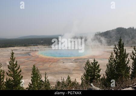 Grand Prismatic Spring al Midway Geyser Basin, il Parco Nazionale di Yellowstone Foto Stock