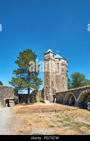 Stolpen fortezza (Burg Stolpen in tedesco), verso est da Dresda in Sassonia rurale, Germania, con lo spazio di testo Foto Stock